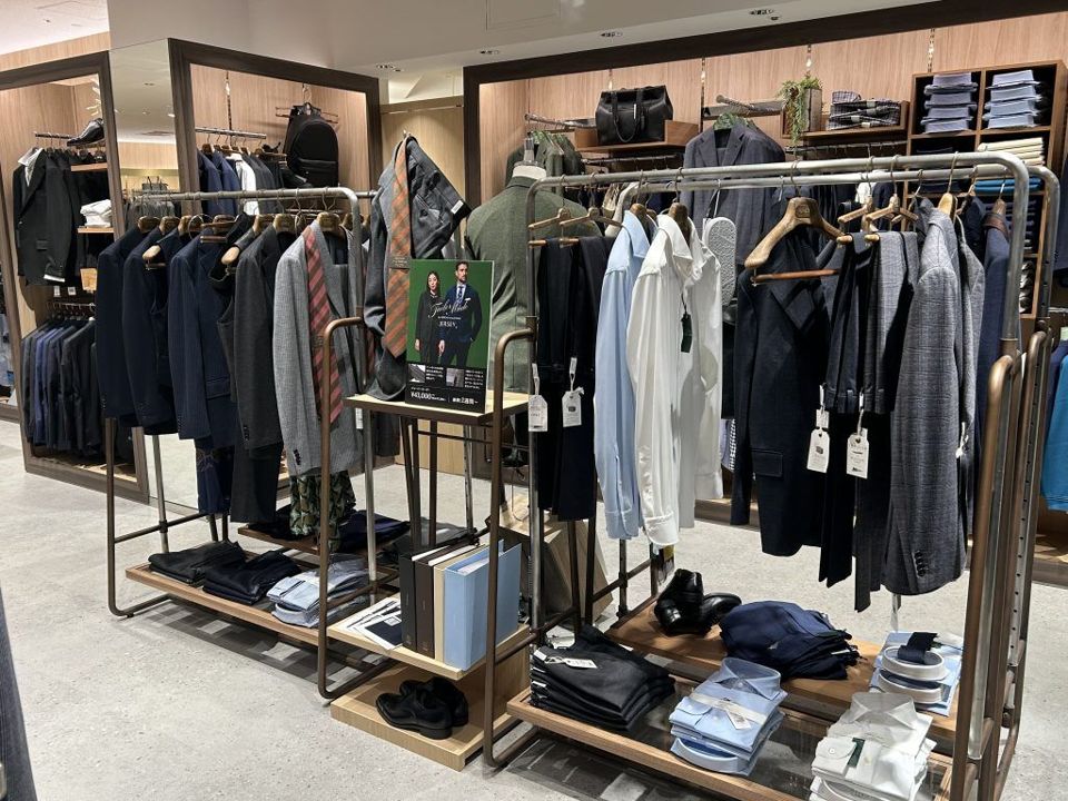 スーツとシャツの売り場
