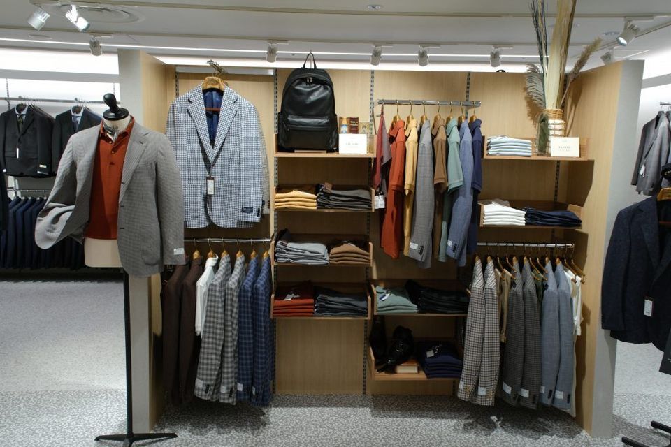 店内のジャケットとニットの棚