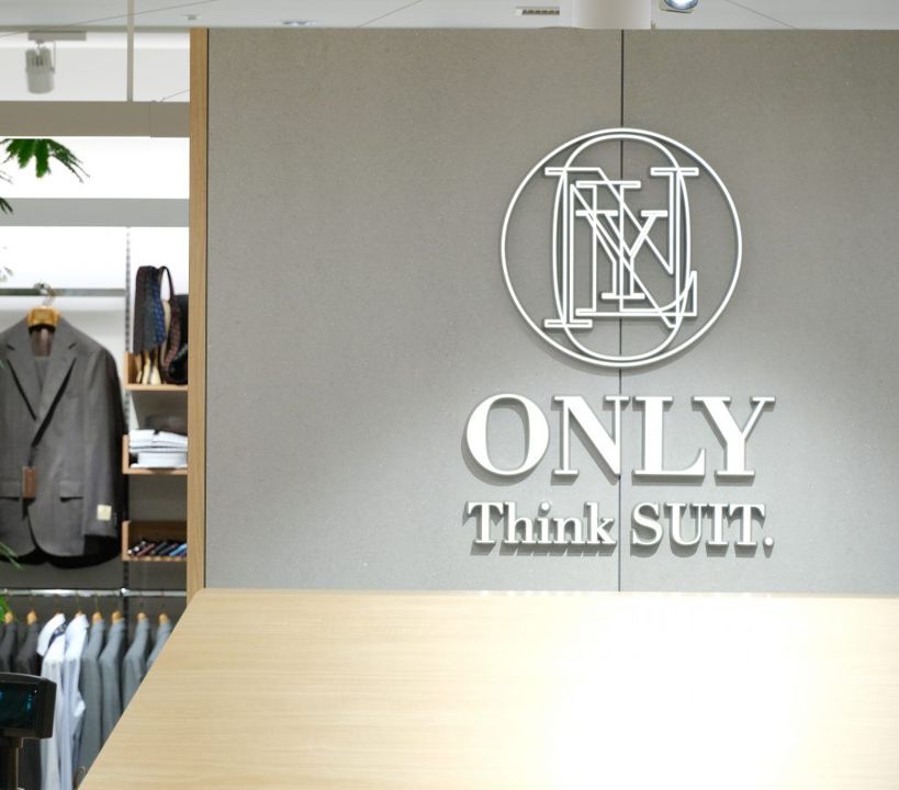 ONLYのロゴウォール
