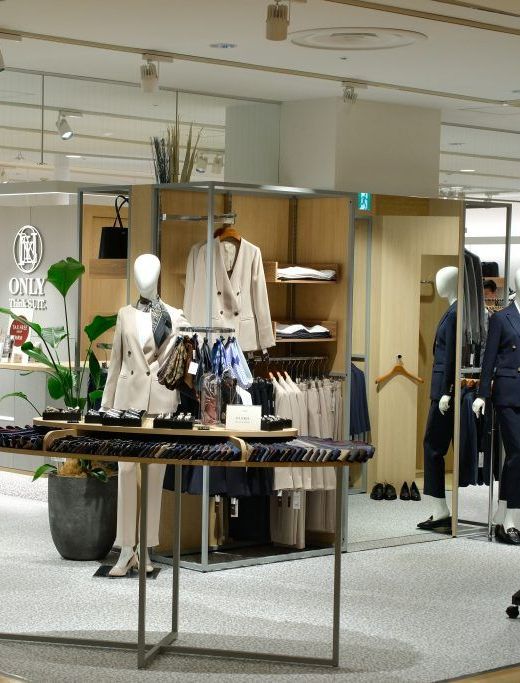 ONLYアトレマルヒロ川越店の入口ディスプレイ(トリミング)